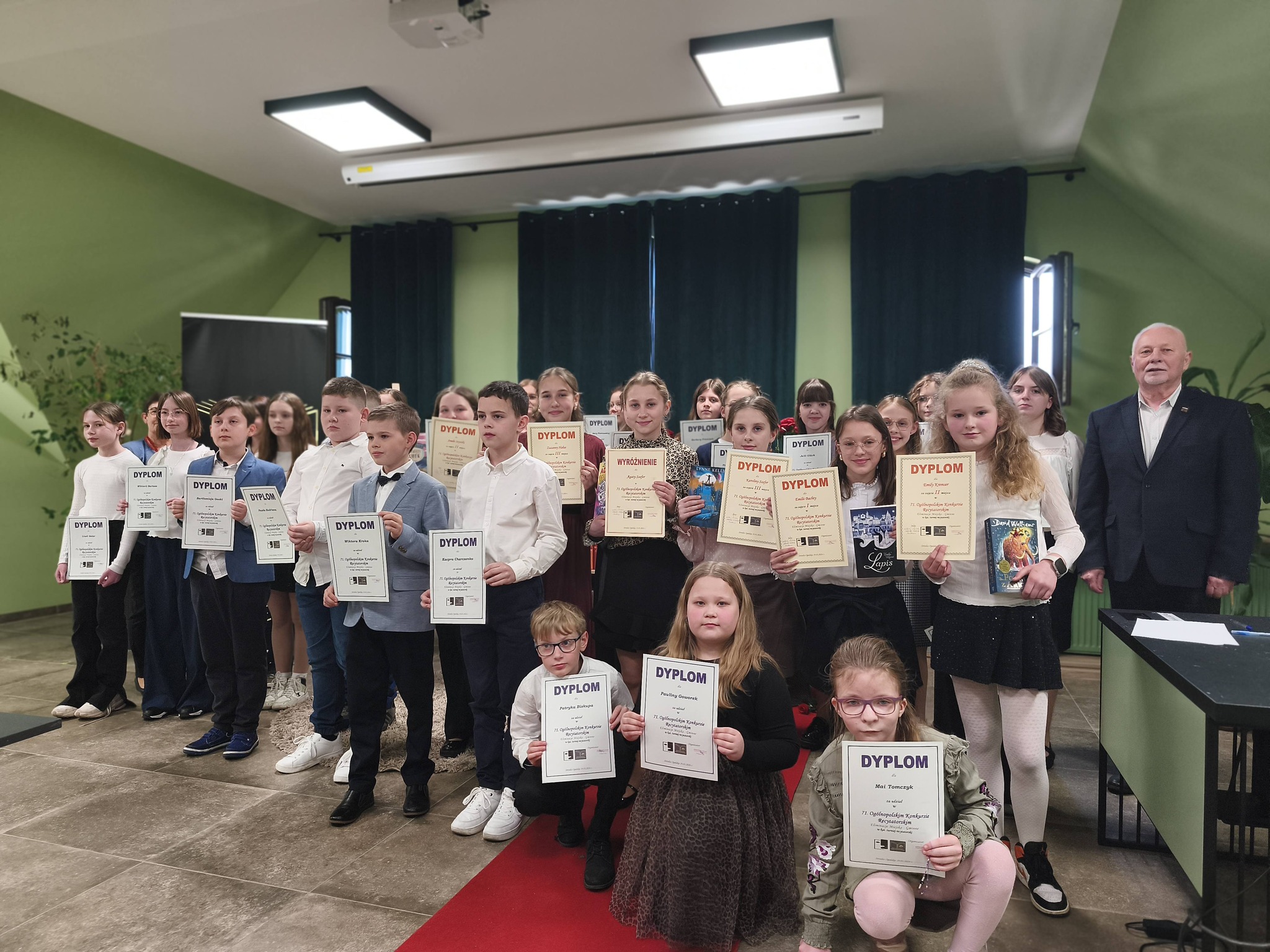 Zdjęcie przedstawia uczestników Małego 71. Ogólnopolskiego Konkursu Recytatorskiego dla klas  4-6 szkół podstawowych.  - powiększ