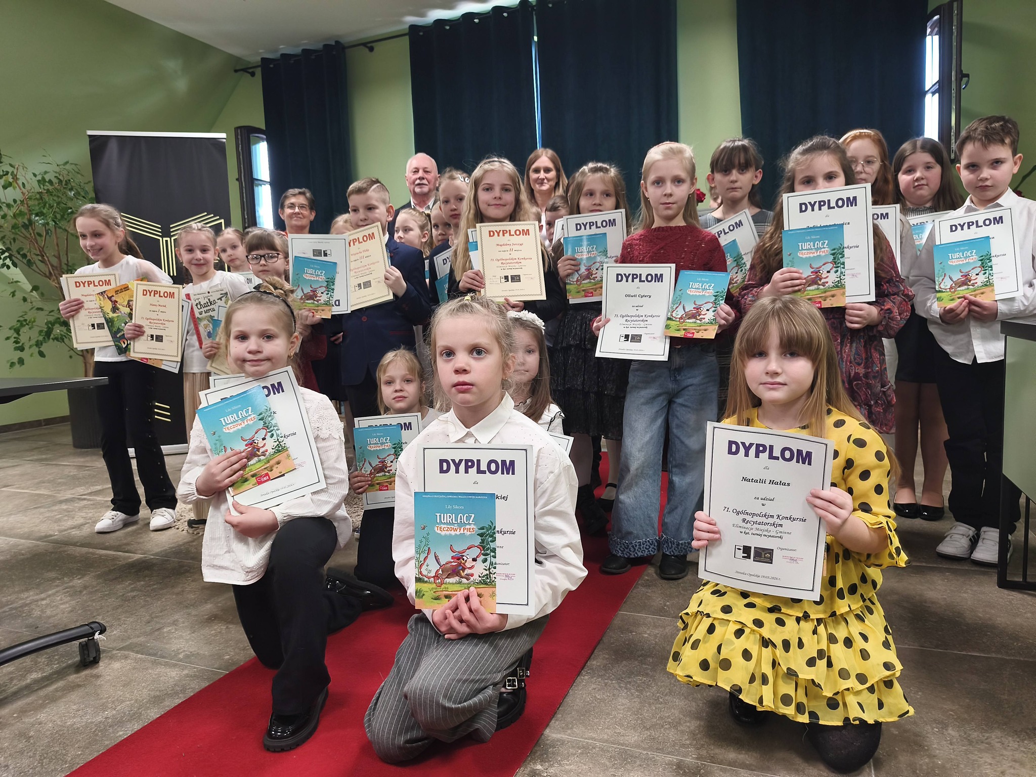Zdjęcie przedstawia uczestników Małego 71. Ogólnopolskiego Konkursu Recytatorskiego dla klas  1-3 szkół podstawowych. 