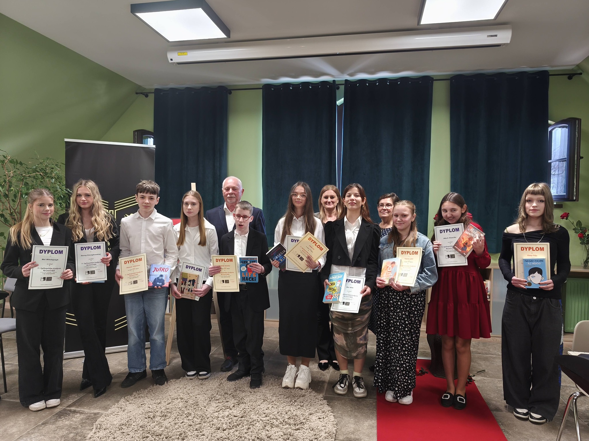 Zdjęcie przedstawia uczestników Małego 71. Ogólnopolskiego Konkursu Recytatorskiego dla klas  7-8 szkół podstawowych. 