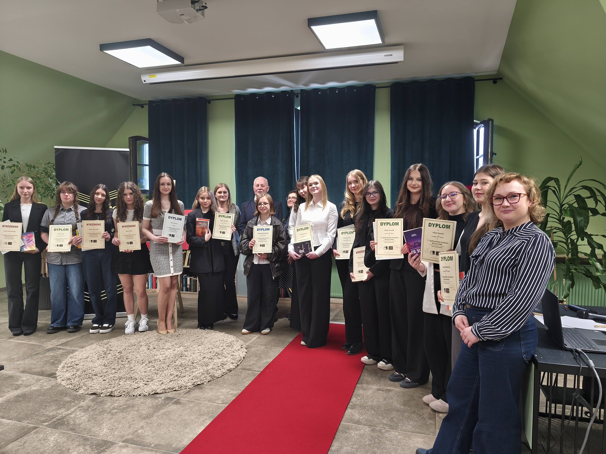 Zdjęcie przedstawia uczestników Małego 71. Ogólnopolskiego Konkursu Recytatorskiego dla klas uczniów szkół ponadpodstawowych. 