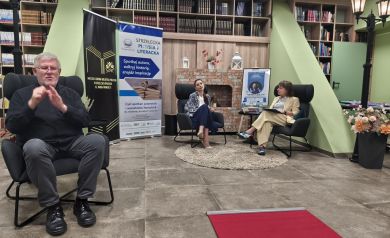 Opis galerii zdjęć:
Galeria zdjęć ze spotkania autorskiego z Ałbeną Grabowską, które odbyło się 14 września w Miejskiej i Gminnej Bibliotece Publicznej w Strzelcach Opolskich w ramach projektu „Strzelecka Przystań Literacka”.
Na fotografiach widzimy pisarkę Ałbenę Grabowską oraz moderatorkę Agnieszkę Zientarską siedzące w fotelach podczas rozmowy. Pozostałe zdjęcia przedstawiają uczestników spotkania zgromadzonych na widowni, którzy z zainteresowaniem słuchają opowieści autorki. W tle widoczny jest plakat promujący projekt.
Podczas spotkania Ałbena Grabowska opowiadała o swojej twórczości, inspiracjach, bohaterach i procesie powstawania książek. Nie zabrakło rozmowy o powieści „Stulecie Winnych”, która przyciągnęła wielu miłośników jej twórczości.
Spotkanie prowadziła Agnieszka Zientarska, dbając o swobodną i pełną ciekawych wątków rozmowę. Wydarzenie tłumaczył na Polski Język Migowy Jarosław Duszak, dzięki czemu osoby Głuche i słabosłyszące mogły w pełni uczestniczyć w spotkaniu.
Wieczór upłynął w serdecznej atmosferze, sprzyjającej rozmowie o literaturze i wymianie refleksji. Był okazją do bezpośredniego spotkania z autorką, której historie od lat poruszają czytelników.
Wydarzenie realizowane było w ramach programu „Partnerstwo dla książki”. Dofinansowano ze środków Ministra Kultury i Dziedzictwa Narodowego pochodzących z Funduszu Promocji Kultury. - powiększ