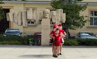 Mażoretki w czerwonych strojach na Placu Żeromskiego w Strzelcach Opolskich podczas 5. Strzeleckiego Święta Seniorów.