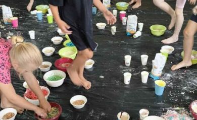 Dzieci podczas zajęć z sensoplastyki. 