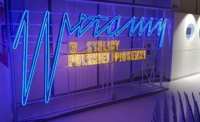 Neon prezentujący wystawę: WITAMY W STOLICY POLSKIEJ PIOSENKI