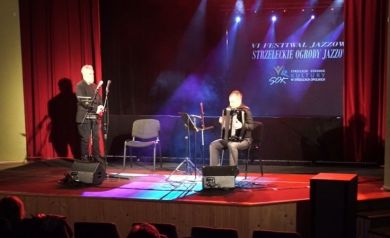 Dwóch muzyków na scenie.