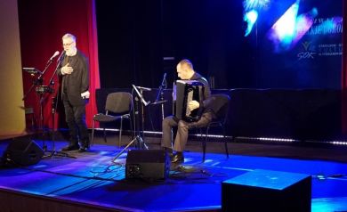 Dwóch muzyków występujących na scenie.