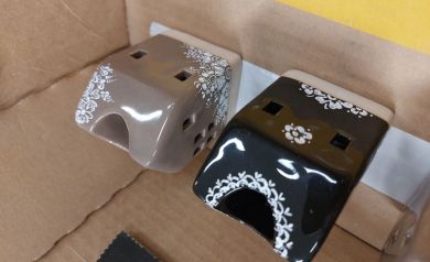 Dwa domki ceramiczne w klasycznych wzorach 
