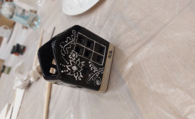 Ceramiczny domek z opolskim wzorem 