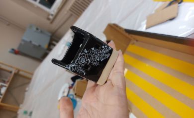 Czarny ceramiczny domek z białymi kwiatami 