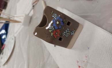 Brązowy domek ceramiczny z klasycznym namalowanym wzorem 