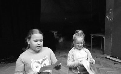 Na zdjęciu dwie dziewczynki śpiewające. Zdjęcie jest czarno białe. 