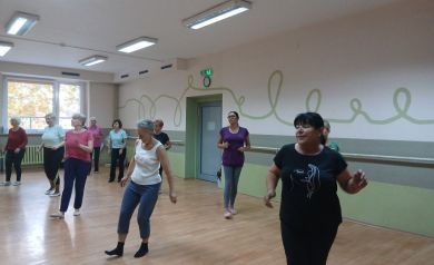 Kobiety wykonujące układ taneczny.