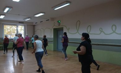 Kobiety wykonujące układ taneczny.