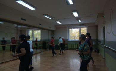 Uczestniczki zajęć podczas wykonywania układu tanecznego.