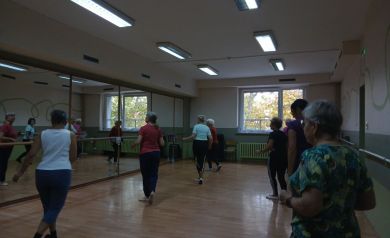 Uczestniczki zajęć w trakcie wykonywania układu tanecznego.