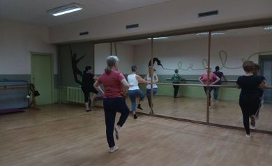 Kobiety trenujące podczas rytmiki dla seniora. 