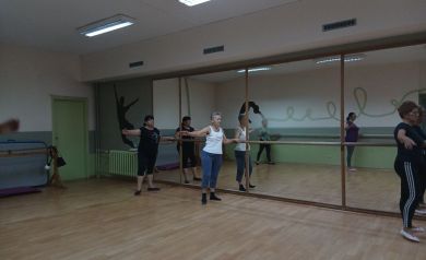 Kobiety wykonujące ćwiczenia przy drążkach.