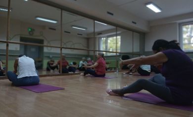 Kobiety wykonujące ćwiczenia na matach.