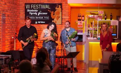 Wręczanie kwiatów zespołowi Natalia Kordiak Trio.