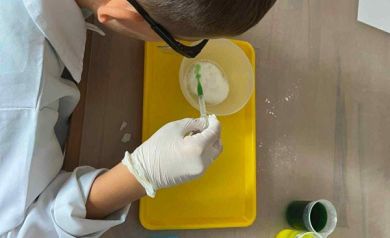 Chłopiec podczas przeprowadzania doświadczenia chemicznego. 