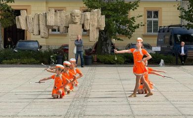 Na zdjęciu występ mażoretek na Placu Żeromskiego w Strzelcach Opolskich podczas 5. Strzeleckiego Święta Seniorów.