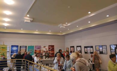 Uczestnicy 5. Strzeleckiego Święta Seniorów na holu Strzeleckiego Ośrodka Kultury podczas poczęstunku.