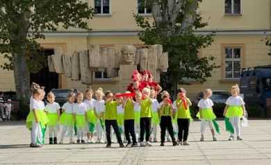 Zdjęcie przedstawia występ przedszkolaków i mażoretek na Placu Żeromskiego w Strzelcach Opolskich.