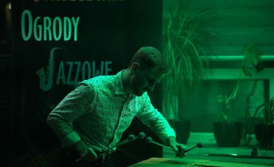 Muzyk grający na wibrafonie. W tle widać napis Strzeleckie Ogrody Jazzowe