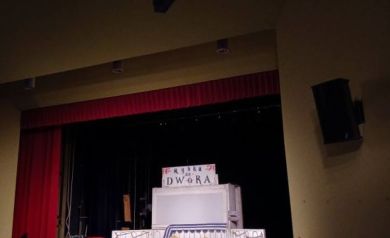 Dekoracja ustawiona na scenie. 