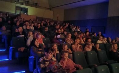 Zdjęcie publiczności biorącej udział w wydarzeniu. 