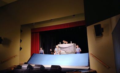 Trzej aktorzy podczas występu. 