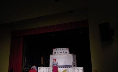 Na scenie dwie aktorki podczas odgrywania sceny. 