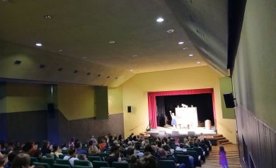 Na pierwszym planie publiczność, zaś na drugim aktorzy podczas odgrywania sceny. 