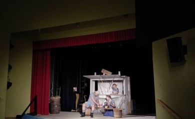 Na zdjęciu aktorzy odgrywający scenę teatralną. 