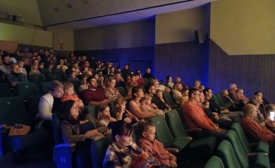Zdjęcie publiczności biorącej udział w wydarzeniu. 