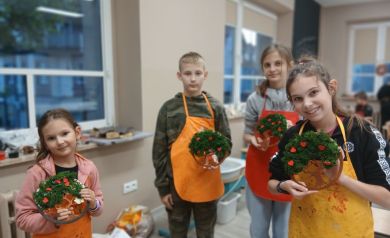 Na zdjęciu trzy dziewczynki i jeden chłopak pozujący do zdjęcia z swoimi pracami. 