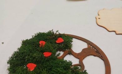 Na zdjęciu jedno z wykonanych ,,Drzewek życia'. W tle inne prace oraz akcesoria potrzebne do ich stworzenia.