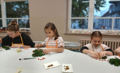 Na zdjęciu trzy dziewczynki wykonujące swoje ,,Drzewka życia'. 