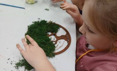 Dzieci pracujące nad swoimi pracami. 