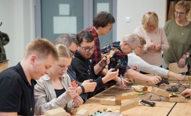 Uczestnicy otwarcia Multi-Sali Pasjonatów podczas warsztatów tworzenia skrzatów.