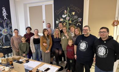 Zdjęcie grupowe osób biorących udział w otwarciu Multi-Sali Pasjonatów.