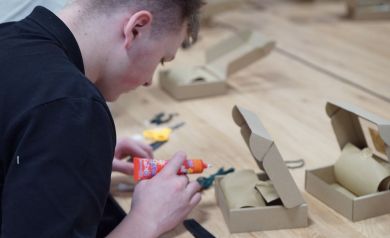 Młody mężczyzna wykonujący ozdobę podczas warsztatów.