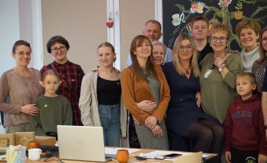 Zdjęcie grupowe części osób biorących udział w otwarciu Multi-Sali Pasjonatów.