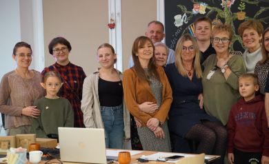 Zdjęcie grupowe osób biorących udział w otwarciu Multi-Sali Pasjonatów.