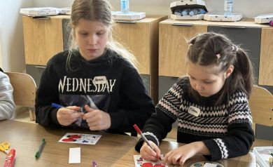 Dwie dziewczynki kolorują