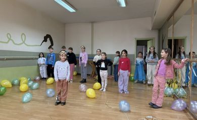 Dzieci znajdują się na sali z balonami