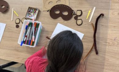 Dziewczyna tworzy maskę na oczy