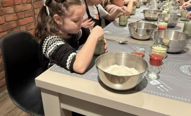 Dzieci rozpoczynają pracę nad pizzą