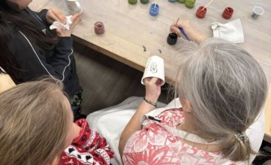 Dzieci malują kubki