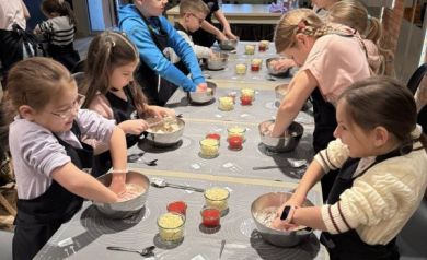 Dzieci wyrabiają ciasto do pizzy